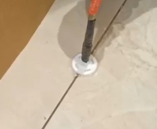 长武瓷砖空鼓维修公司专业解答瓷砖在铺贴过程中，如果没有涂抹均匀到位的粘结材料（如水泥砂浆或瓷砖胶），可能会导致以下问题